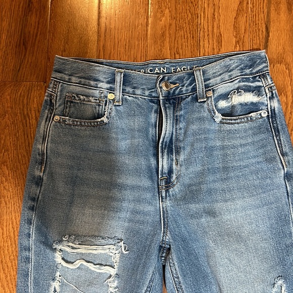 AMERICAN EAGLE mom jeans DISTRESSED  CURVY HIGH RISE IN SIZE 0 - Picture 3 of 8